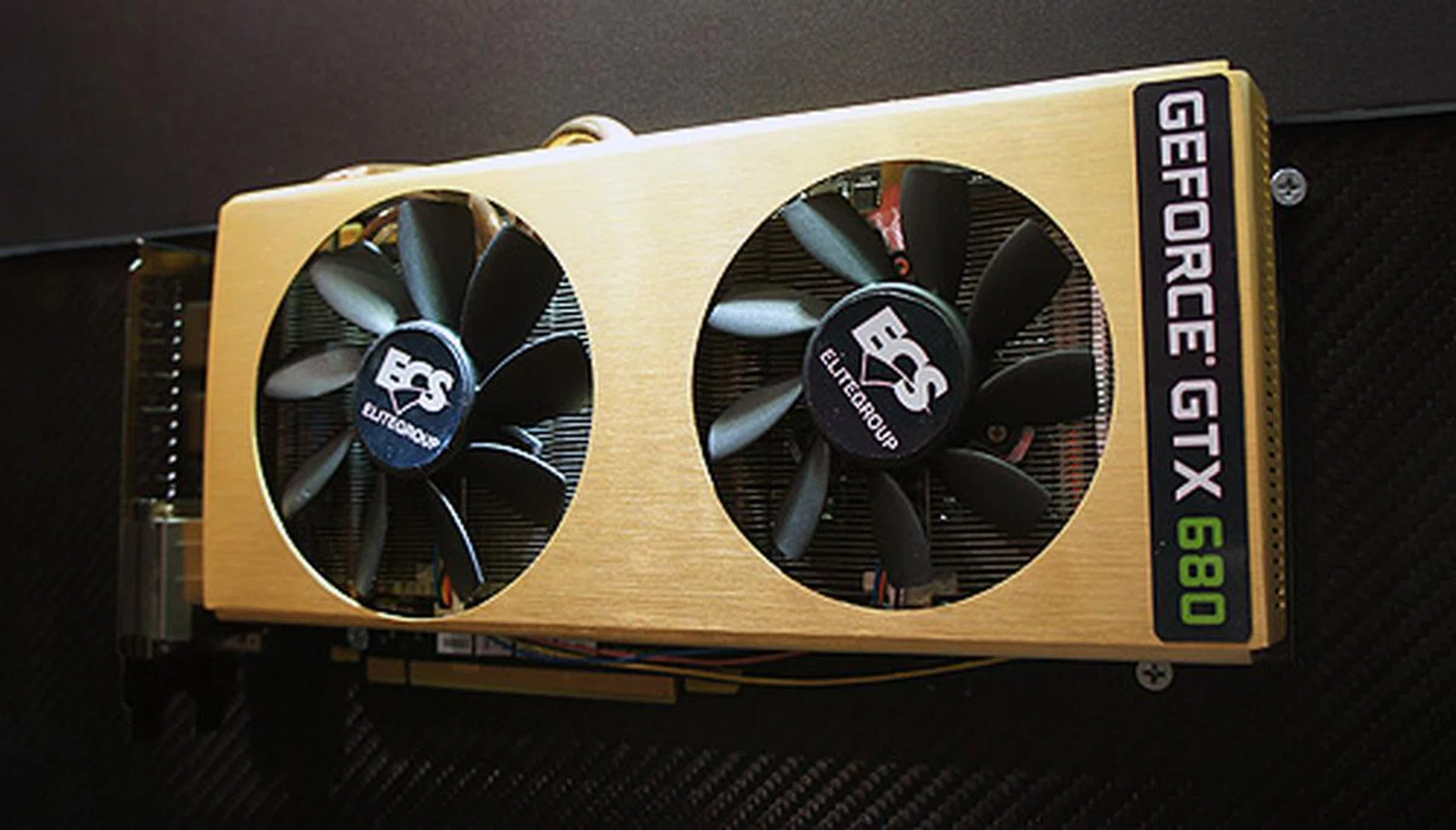 All that glitters is gold? ECS certainly thinks so. After the gold-plated Z77H2-AX, this is the ECS GeForce GTX 680 Black Series. The gold-plated custom cooler cover acts as a radiator, dissipating heat into the environment.