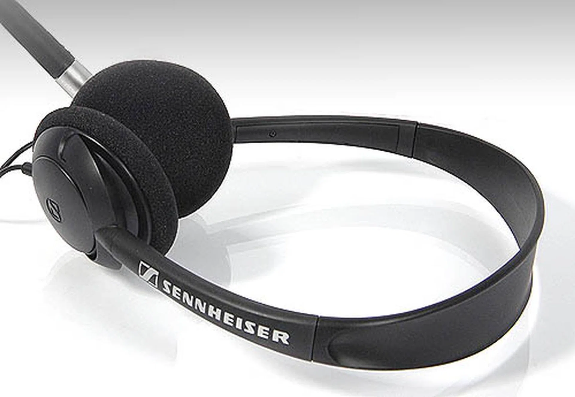 The PC 30 didn't come with any cushion on the headband, which is unlike the higher-end PC 160SK model.