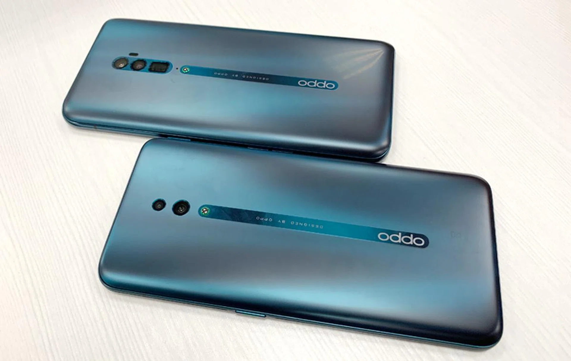 Side-by-side, the Reno and Reno 10X Zoom are barely distinguishable from each other.