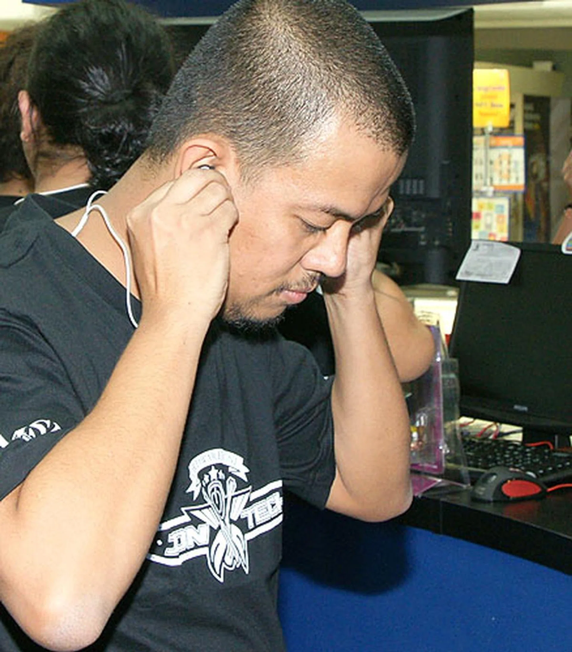   Ronaldo gets ready for the rigging phase. No distractions please!