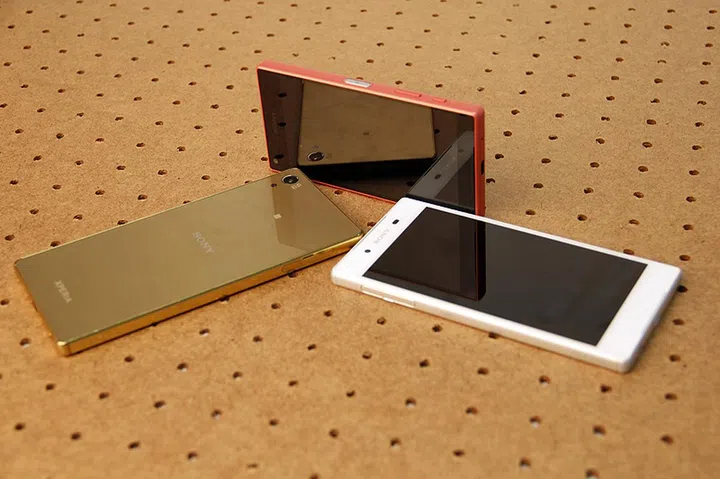 Sony Xperia Z5 Premium (left), Sony Xperia Z5 (right), Sony Xperia Z5 Compact (top).