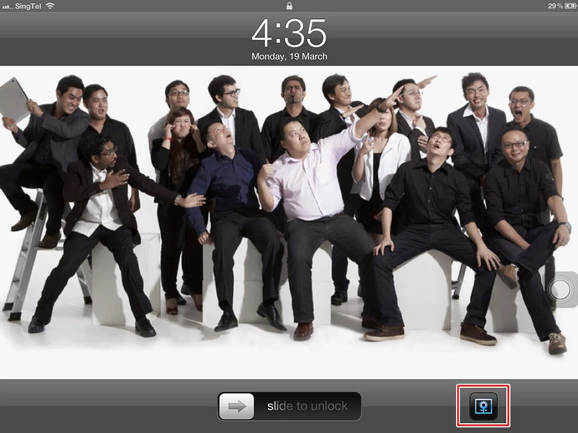 No camera shortcut here, but you get a picture frame option. Hmm,.. doesn't this photo look familiar?