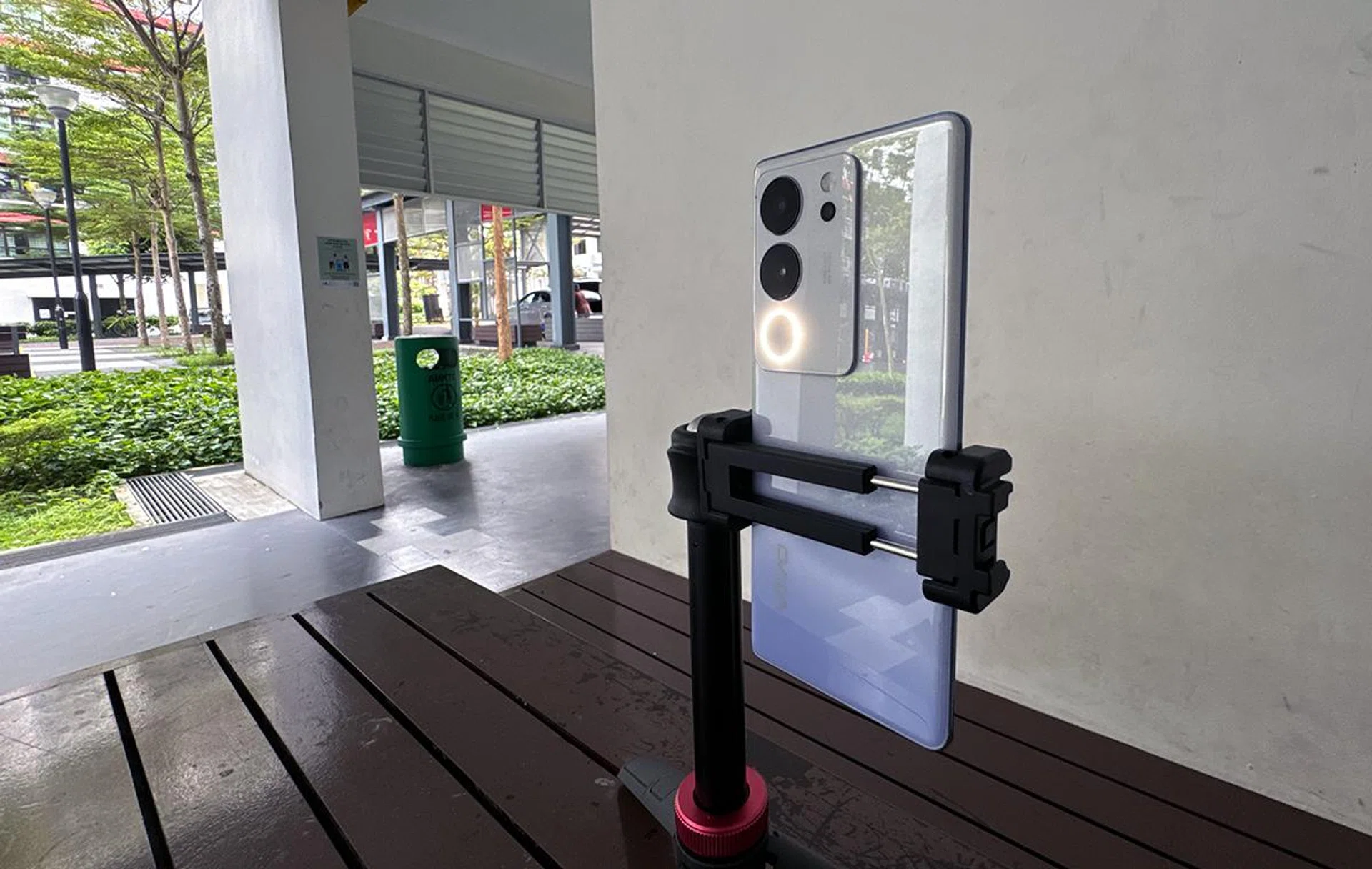 Aura Light 2.0 is bright, even in indoor daylight conditions.