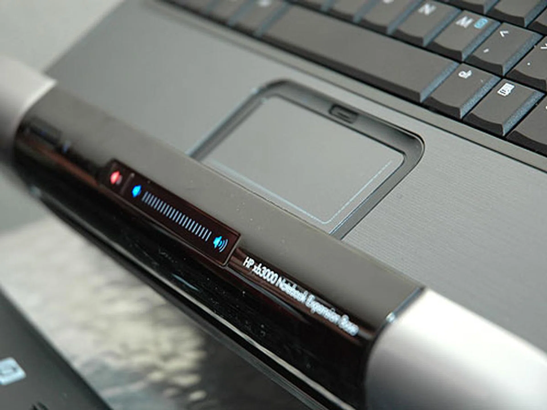 Even the expansion base features touch sensitive volume control. Oh, did we not mention that the xb3000 Expansion Base comes with an integrated Altec Lansing stereo speakers?