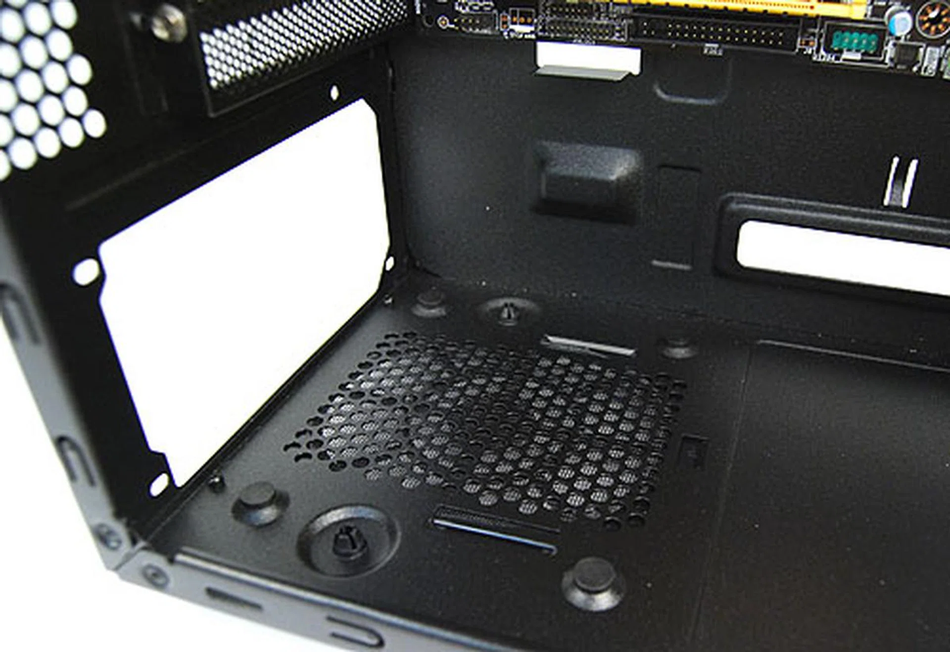 The PSU bay is located at the bottom of the casing, and NZXT has even conveniently provided rubber feet to isolate the PSU's vibration. There's also a removable filter underneath that can be easily taken out for cleaning.