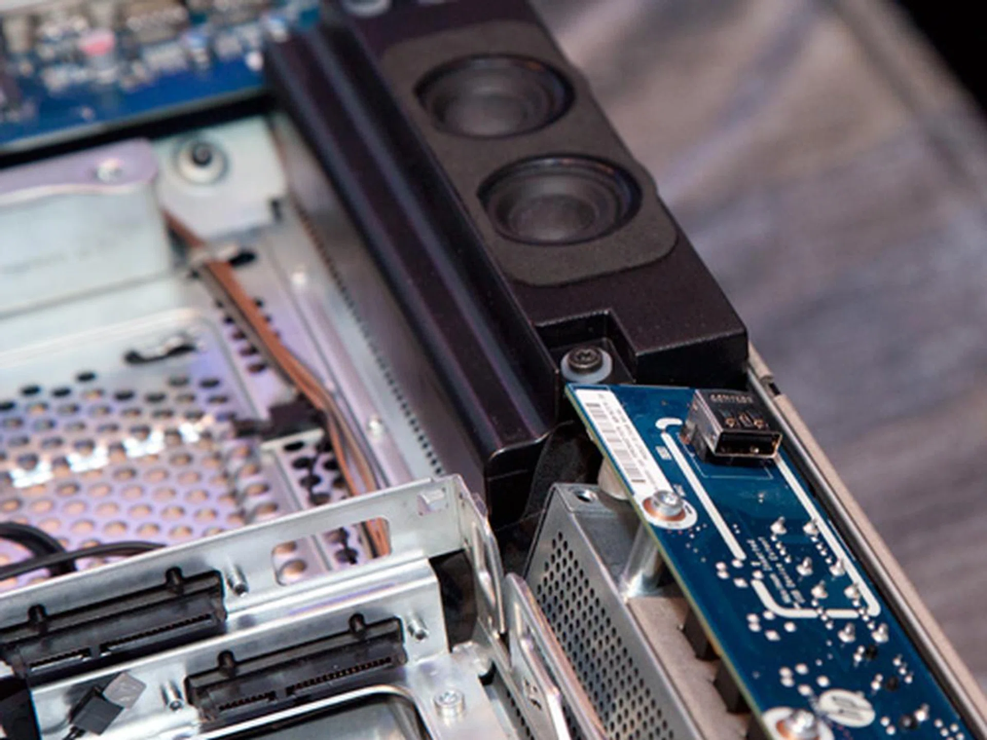 Each audio channel is powered by these dual-cone speakers which are certified for SRS Premium Sound. The speakers are built such that they are front firing and according to HP's designers, it is louder and better sounding than down-firing designs (like the iMac). In between the speakers, you'll find a blue PCB and a single USB port. This port, although located internally, is useful if you need to permanently install a hardware authentication dongle that certain software requires. Installing it inside means there's less of a chance that the dongle goes missing.