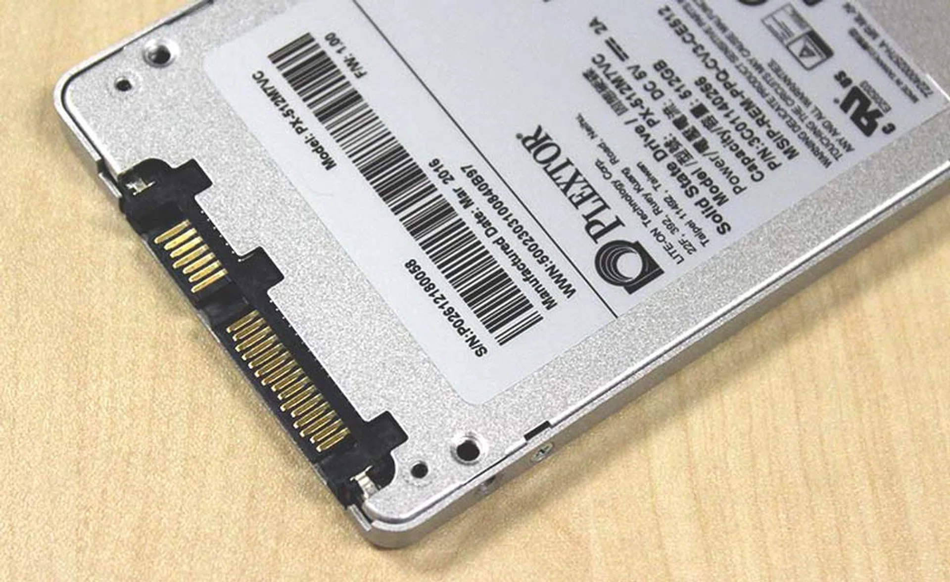 Like all other SSDs in this price segment, the Plextor M7V also uses a SATA 6Gbps interface.