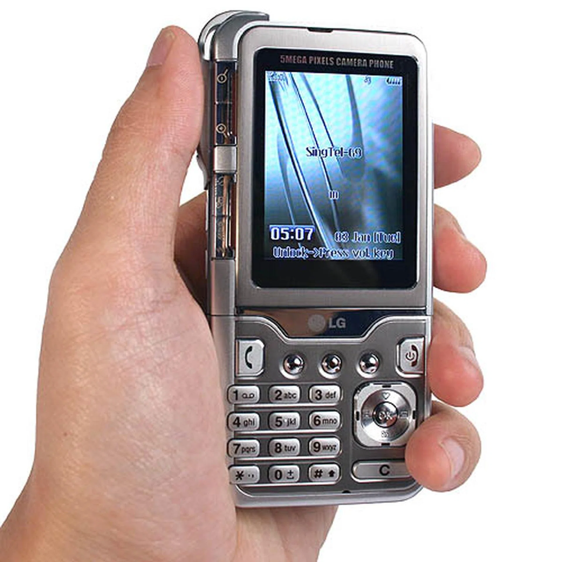 Sparking off another race to the limits, the LG KG920 introduced more pixels, more details, and also more competition in the imaging contest amongst the manufacturing giants.