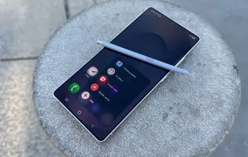 Samsung Galaxy S25 Ultra with the S Pen on top. Photo: HWZ.