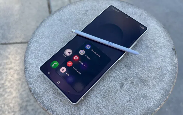 Samsung Galaxy S25 Ultra with the S Pen on top. Photo: HWZ.