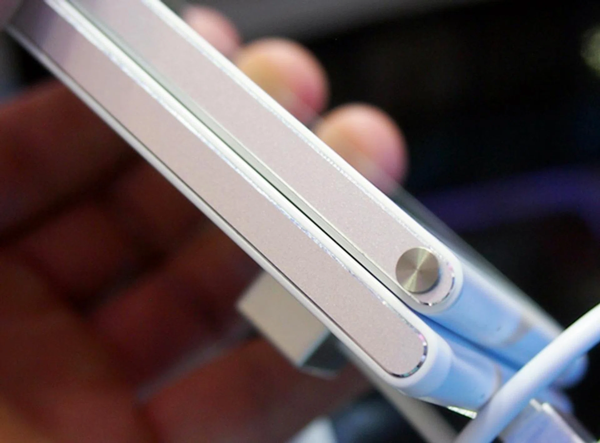 With the exception of the silver disc, both phones adopt the unibody waterdrop curve at the bottom. This can be considered a signature design element of Huawei.