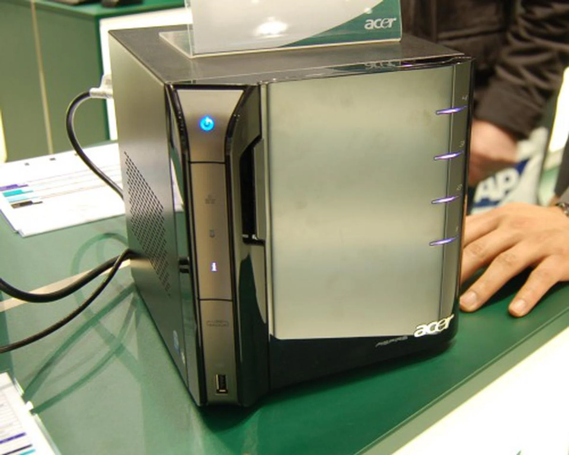  And this is the Acer Aspire easyStore home server which utilizes the Windows Home Server system. Though it looks really nice, we're not quite sure of its performance as it uses an Intel Atom 230 embedded processor on the Intel 945GC platform.  
