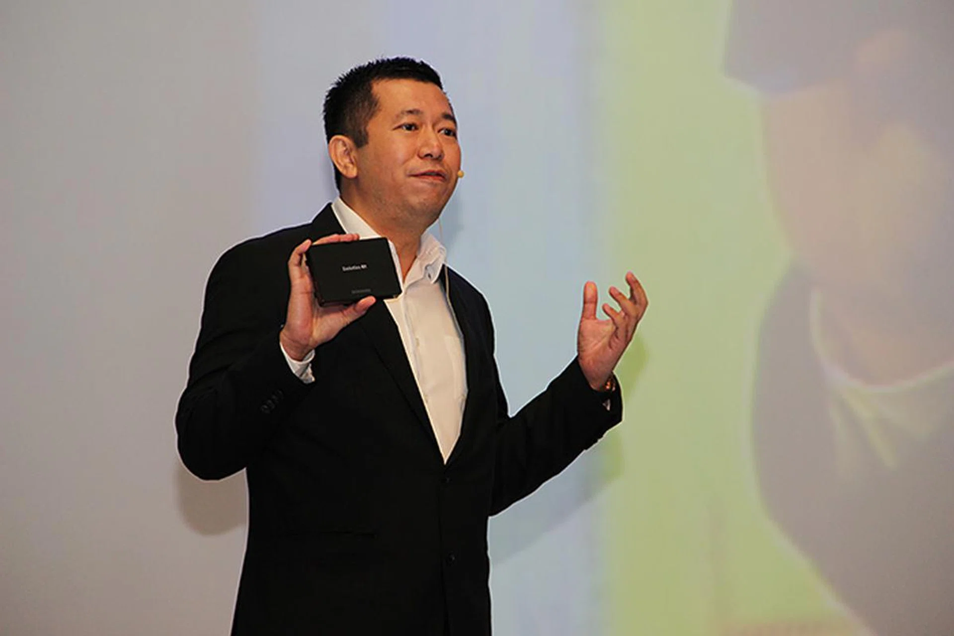 Andrew Woon, director TV & AV, Samsung SE Asia, Oceania & Taiwan, holds an Evolution Kit in his hands.