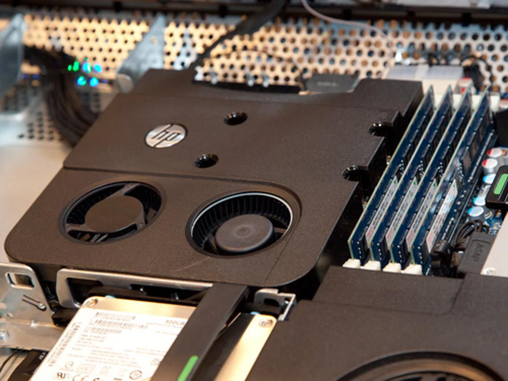 Finally, in the center of the motherboard, you'll find the Intel processor and chipset encased with fans and heatsink. It doesn't look like something that users can open, but we might be wrong. This is the only part that HP did not remove to show us.