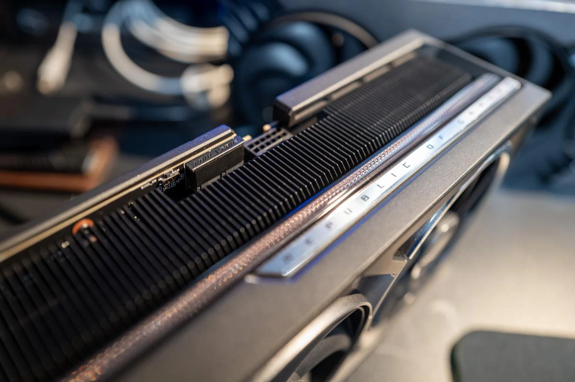 A dual BIOS switch is located just next to the power connector. (Image: HWZ)