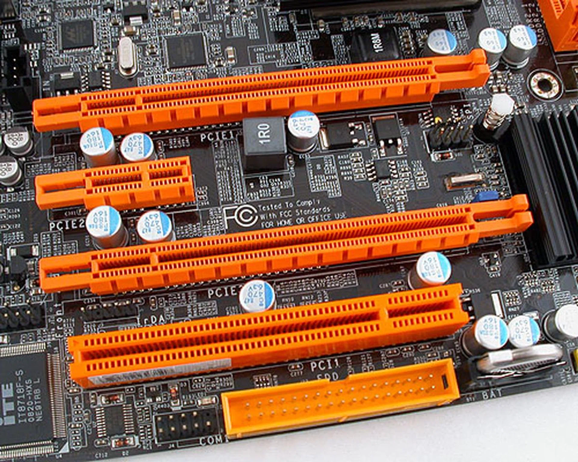 On paper, there are two PCIe 2.0 x16 slots supporting CrossFireX. However, even if you only have one graphics card installed, that single card will be running at x8 and not the x16 that's expected from the chipset. When you have two graphics cards however, you will get the usual pair of x8 configuration.