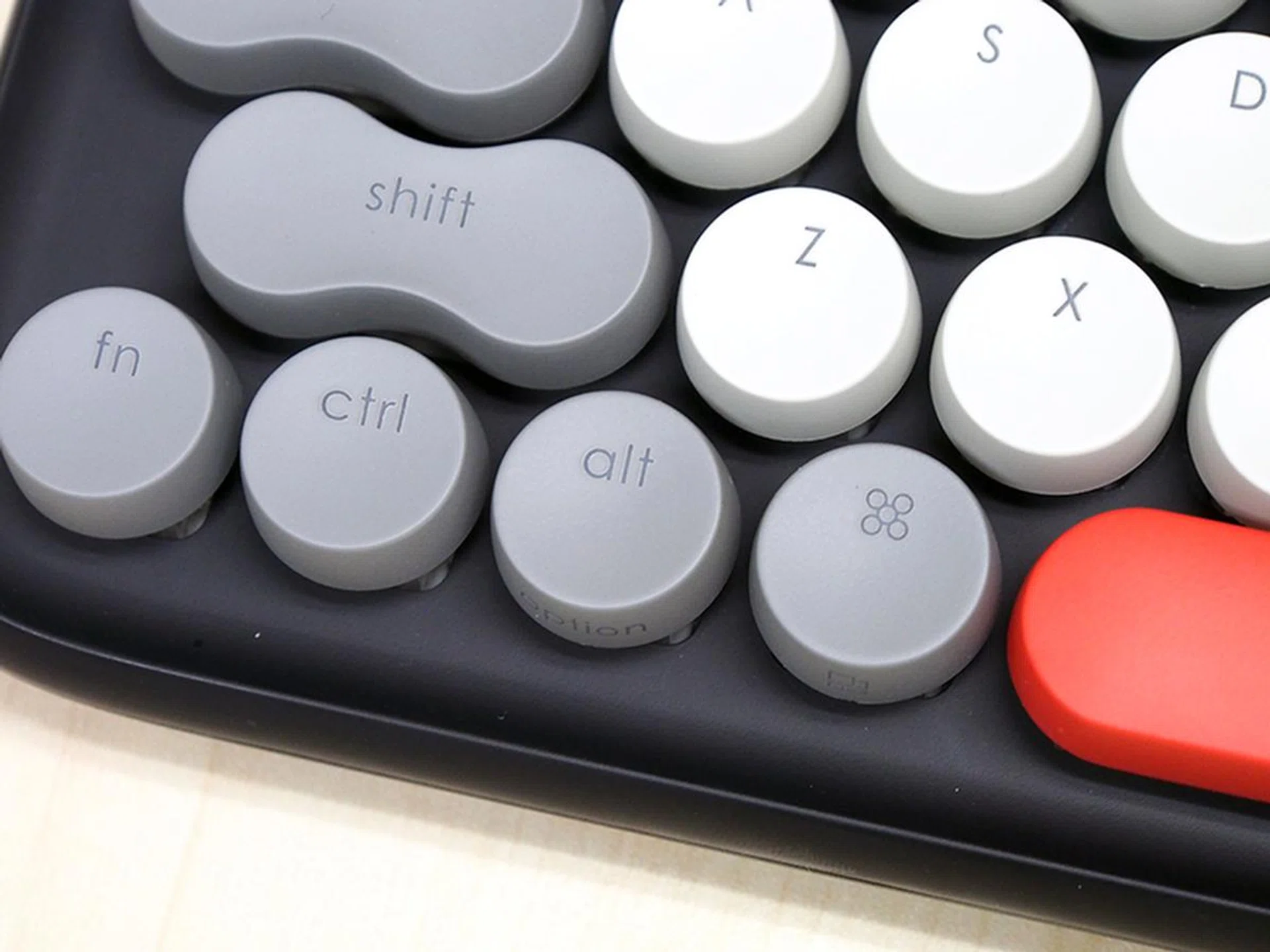 The round key caps are visually pleasing but required some getting used to. Notice also the Mac-specific keys.