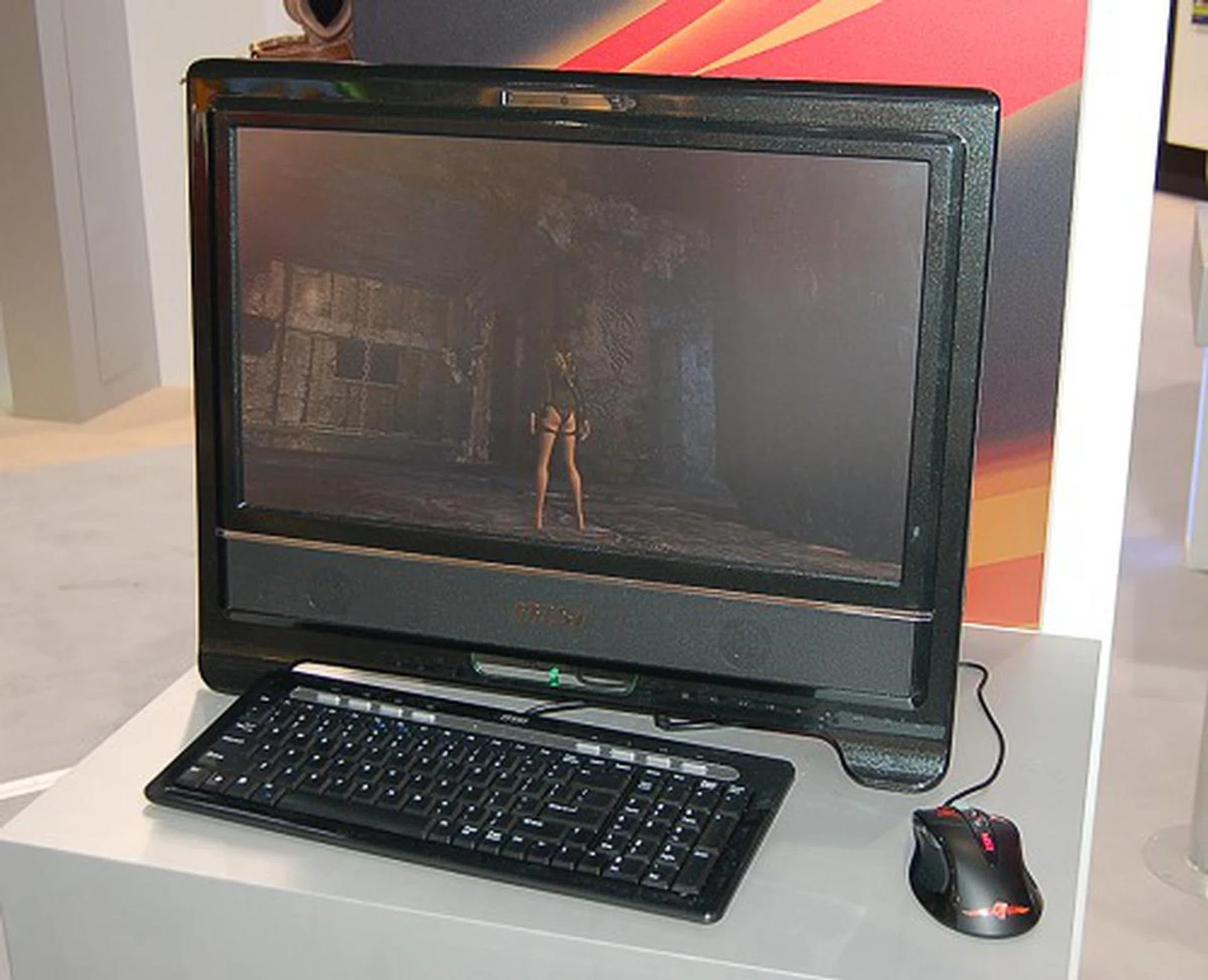  Here we take a look at the 22-inch Wind Top AE2200 model. It comes equipped with an Intel Core 2 Duo E5400 processor, Intel G45 platform, 2GB DDR2, 320GB HDD, super-slim ODD with Blu-ray option, a 1080p 16:9 widescreen panel, 802.11b/g/n WiFI, TV Tuner option and dual 5W hi-fi speakers. Interestingly, it has MXM support for upgraded graphics performance later (albeit this option is kind of limited seeing you can't get it off the shelf).  