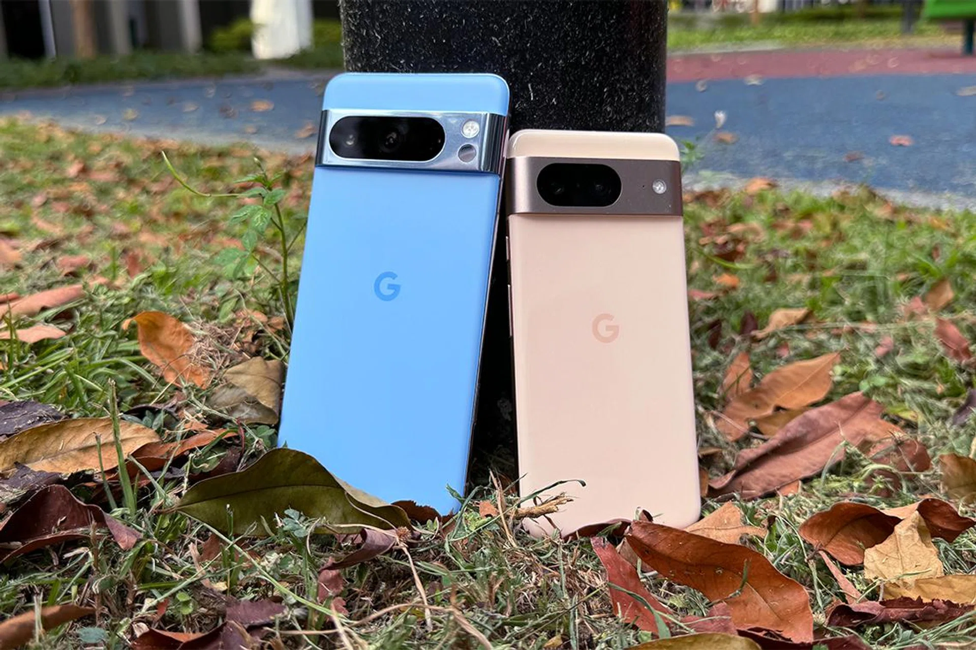 Google Pixel 8 Pro (left) and Google Pixel 8 (right).