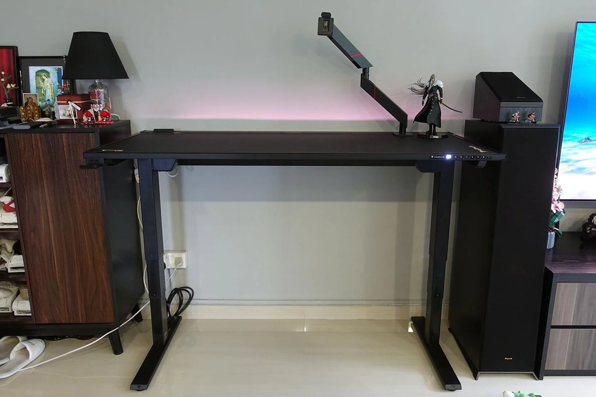 Here's how a vanilla Magnus Pro metal desk looks like when fully assembled.