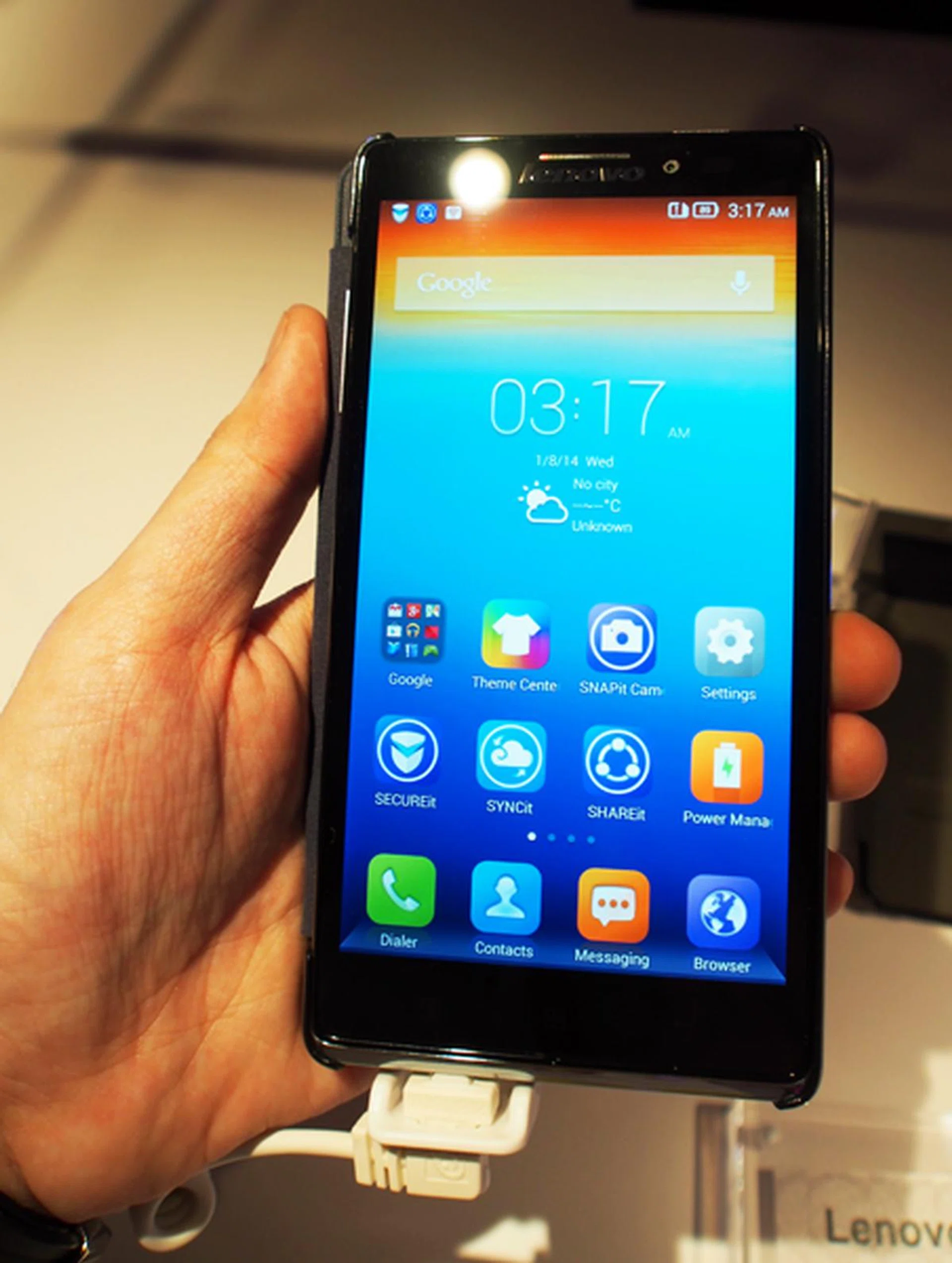 Despite having the same 5.5-inch display, the Vibe Z is sleeker, curvier and smaller than the K900.