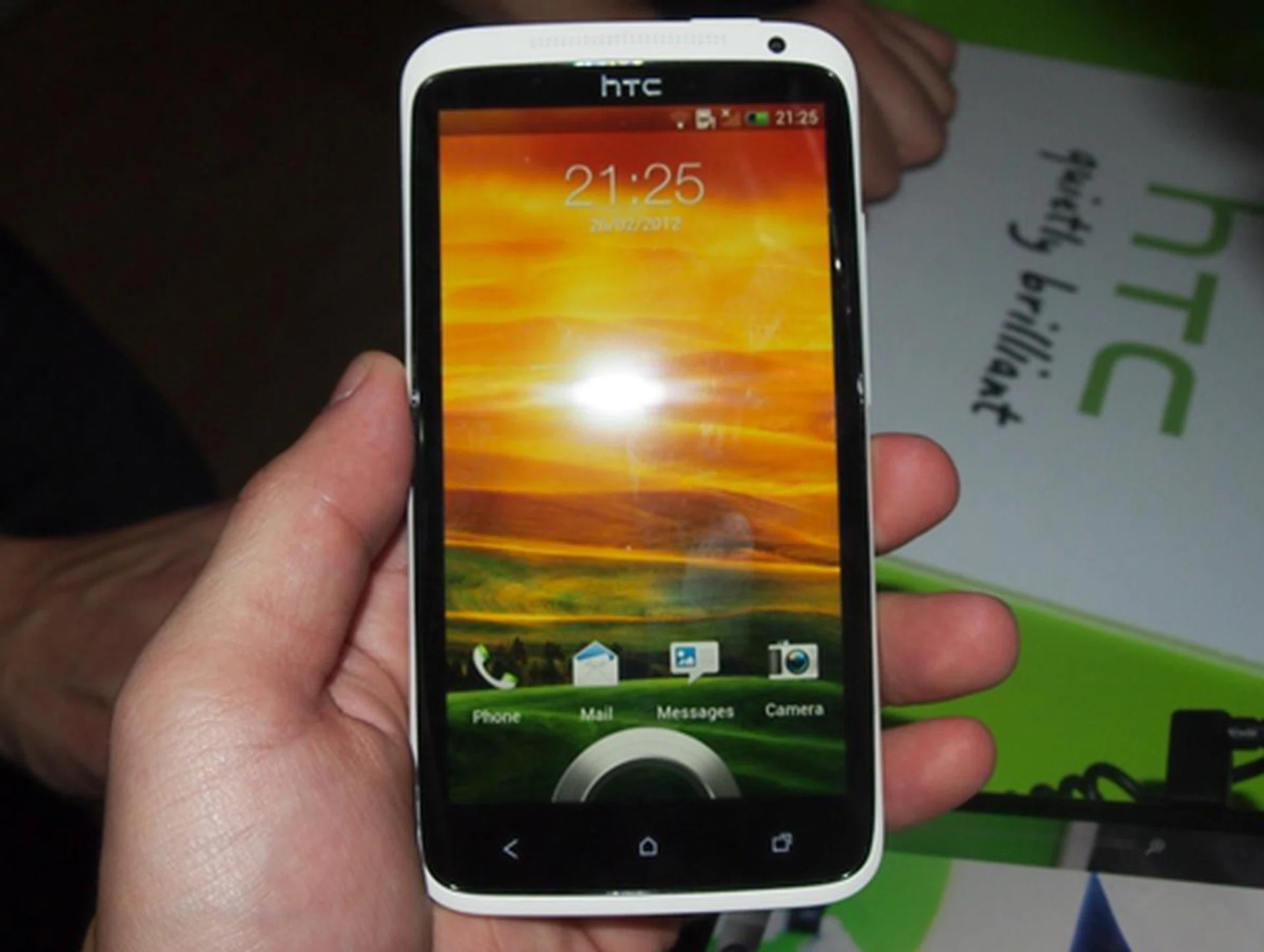 Do not fear scratches on the 4.7-inch display as HTC reinforced it with 3D Corning Gorilla Glass. Despite its size, the HTC One X feels extremely comfortable in the hands, thanks to its well built chassis.