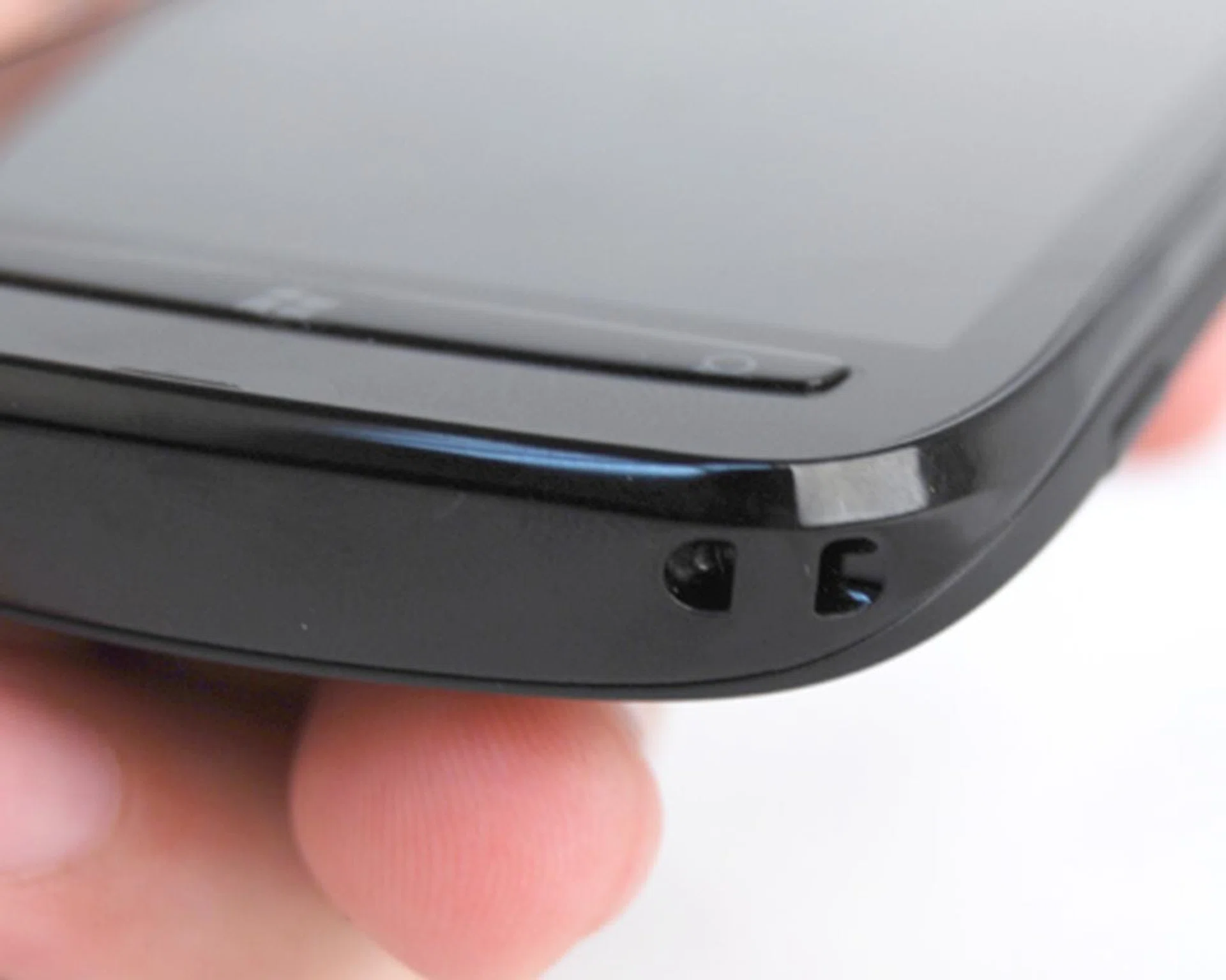 The added lanyard eyelet at the bottom right corner of the Lumia 710 brings us back to an earlier time when people dangle lanyards on their  mobile phones. 