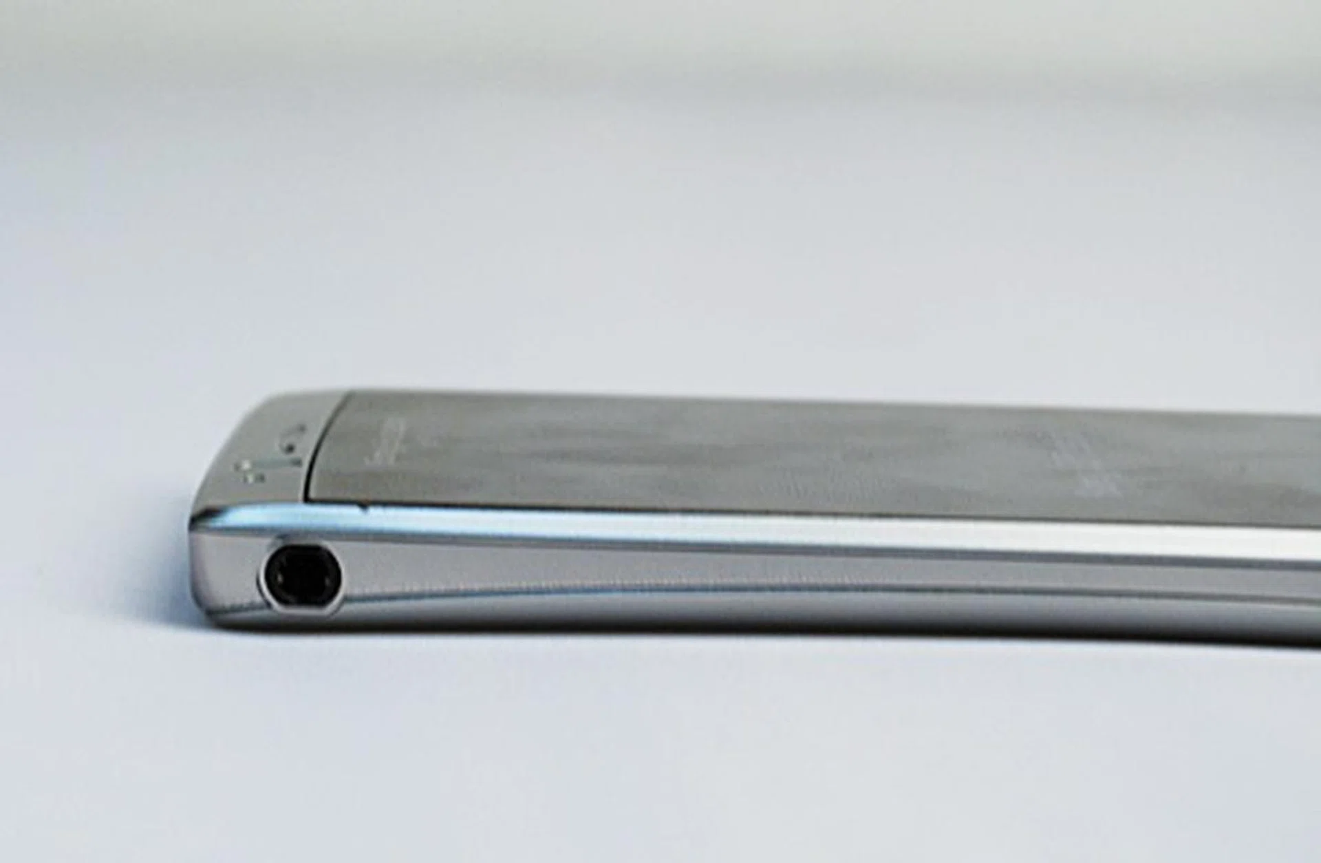 On the left profile lies a lone 3.5mm headphones jack.