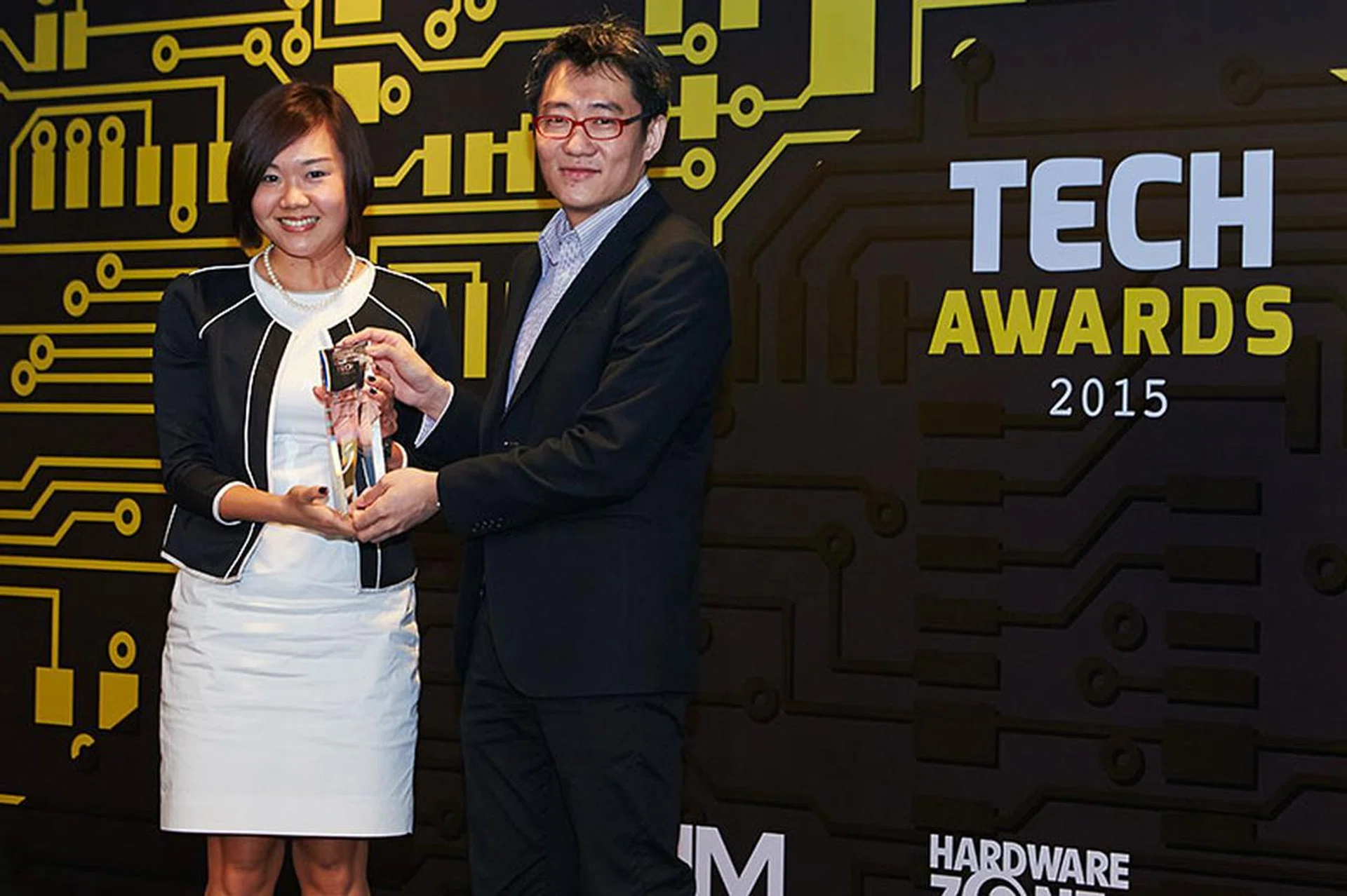 Challenger is our readers' favorite consumer electronics chain store. Receiving the award is Ms. Loo Pei Fen, Head of Marketing for Challenger Technologies.
