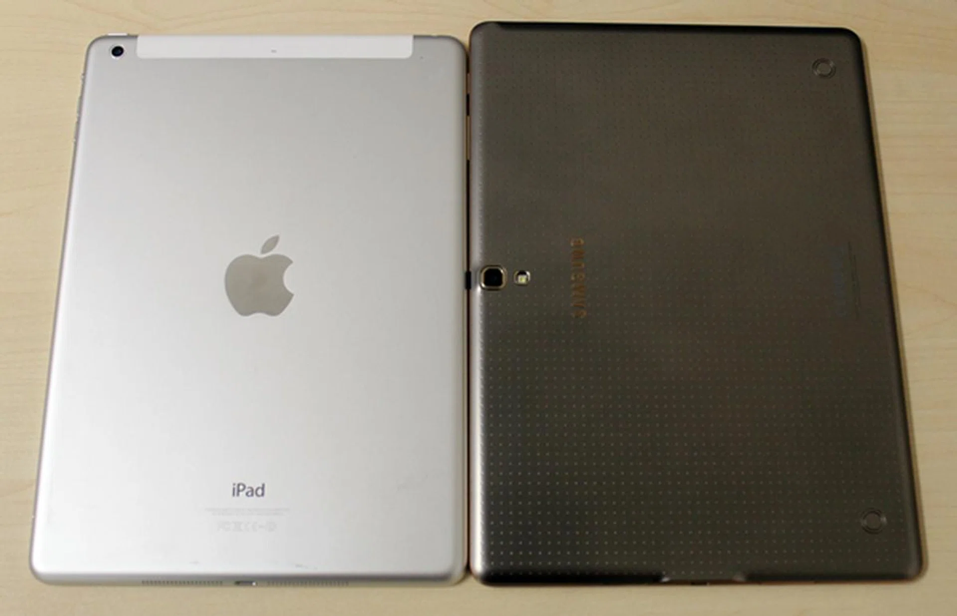 Aluminum and plastic construction have their pros and cons. For the Galaxy Tab S 10.5, being plastic can be a good thing as you do not have to deal with scratches or fingerprints.