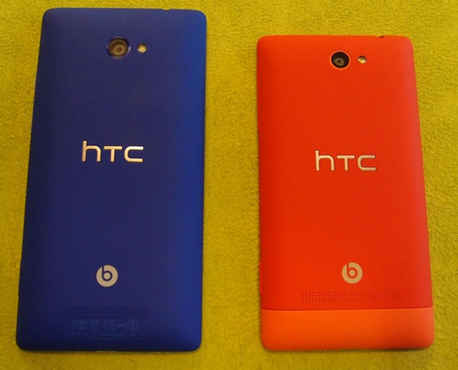The Windows Phone 8S (right) for HTC comes in slightly dressier colors as you can see from the picture above. Shades include Domino, Fiesta Red, Atlantic Blue and High-Rise Gray. Only red and blue variants will be available in Singapore.