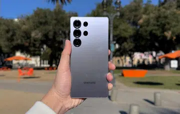 The Samsung Galaxy S26 Ultra could lose one rear camera, but gain variable aperture lens. Pictured here is the Samsung Galaxy S25 Ultra. Photo: HWZ
