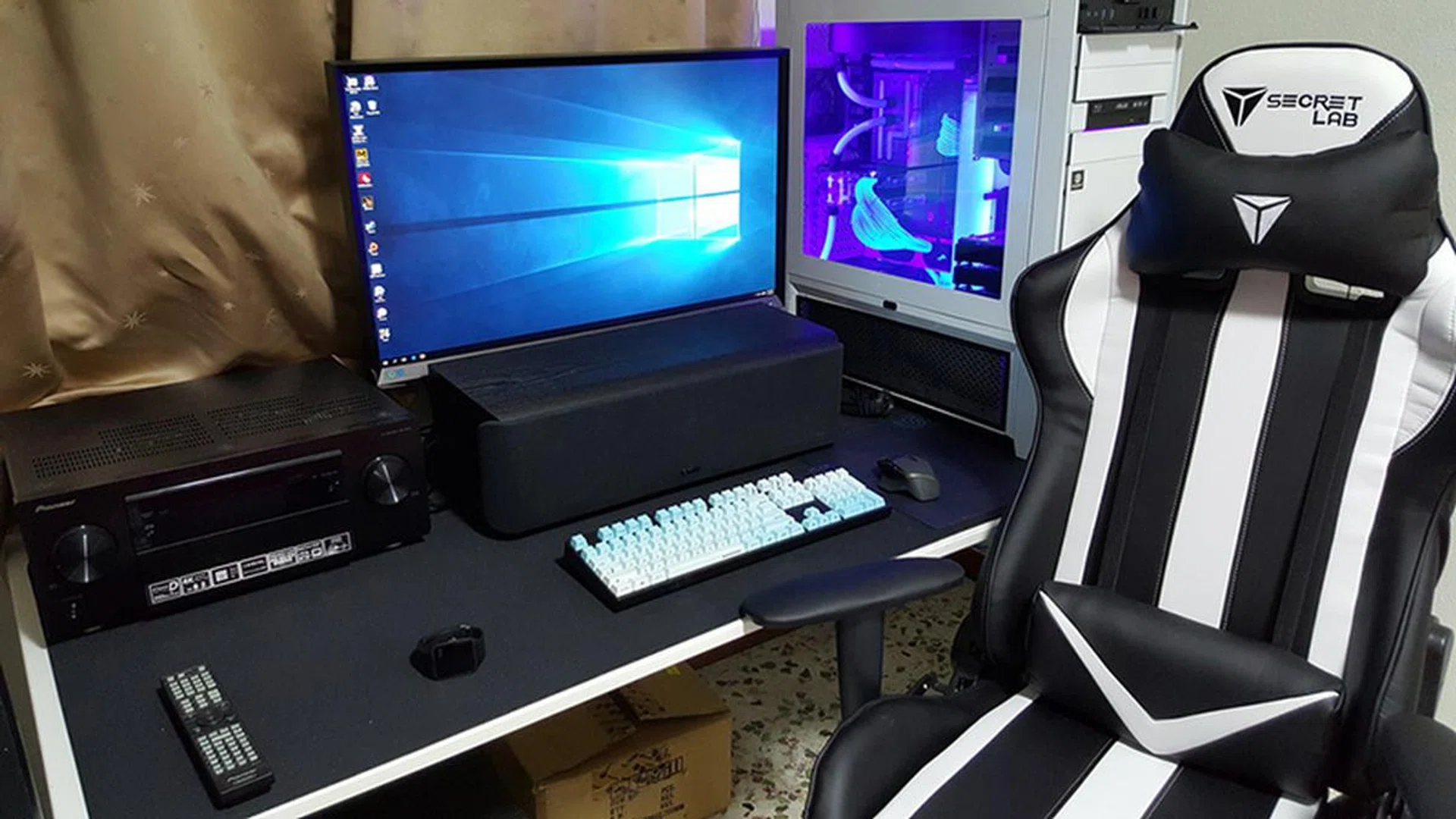 A white-themed setup, including a Secretlab Throne V1 in Spectre White! (Image Source: royfrosty)