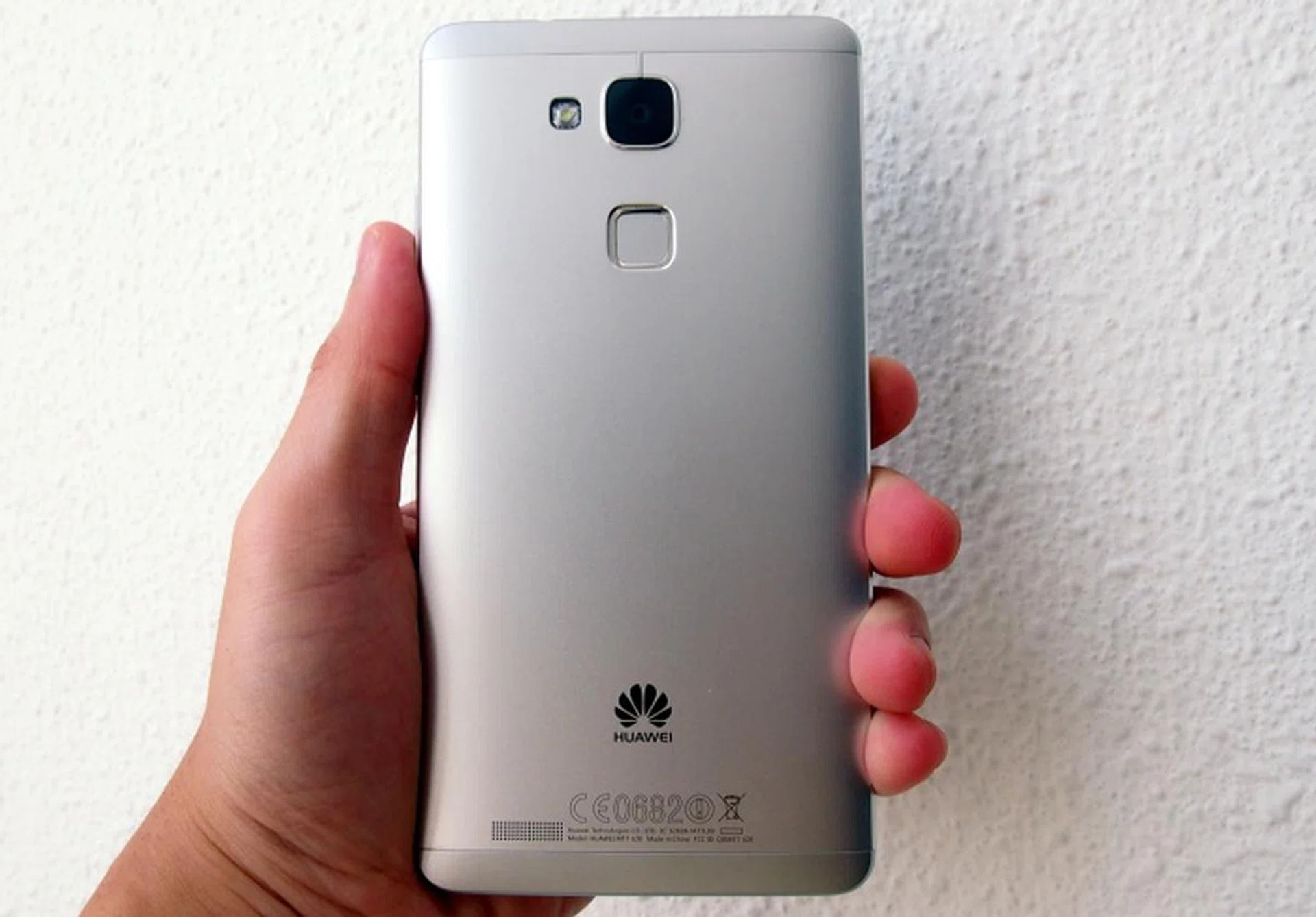 Huawei got it right with the metallic chassis of the Ascend Mate 7. It is certainly ready to take on the likes of the ASUS PadFone and HTC One series.