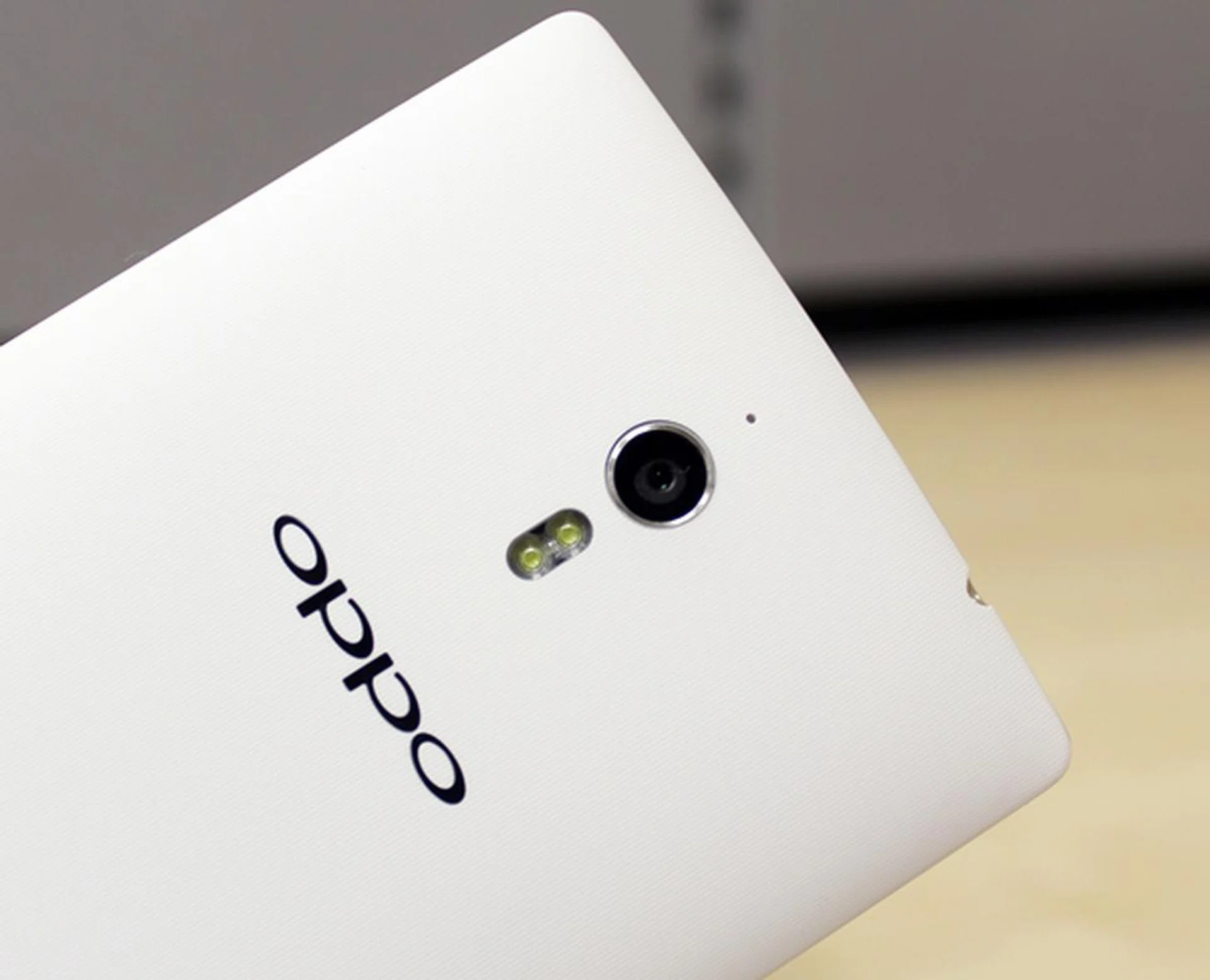 The rear camera of the Oppo Find 7 series may look ordinary, but it packs quite powerful hardware and software features.