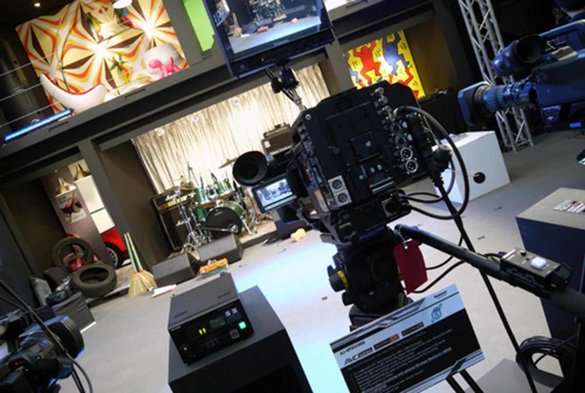 Similar to Sony, Panasonic has prepared detailed props to showcase the recording muscle of their professional broadcasting equipment. Shown here is the AJ-HPX3100G camera that holds two P2 card slots and also supports the AVC-Intra codec. 