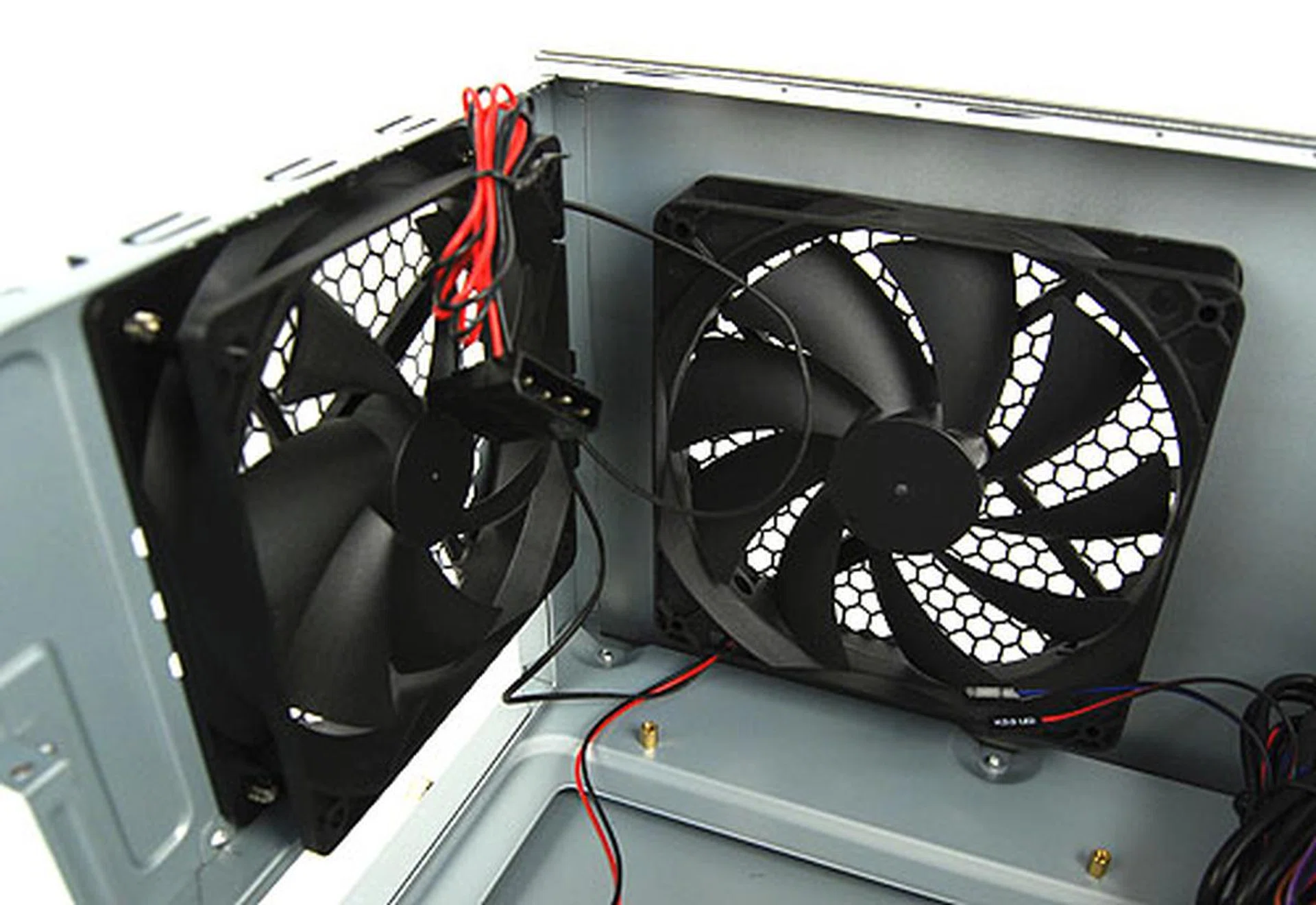 The two 120mm fans come with differently shaped blades, with the one on the left here meant to pull air in and the other shaped to exhaust the warm air on the other side of the cooler. Hence you shouldn't get the order wrong. Each fan has its own 3-pin power connector and a fan control knob, with a choice between Low and High fan speeds. The downside is that those with many existing system fans will find fitting two more 3-pin fan connectors on their motherboard a dilemma. We definitely prefer a single central power connector with just one fan speed control. There's really not much of a point to set the intake and exhaust  fans at different fan speeds.