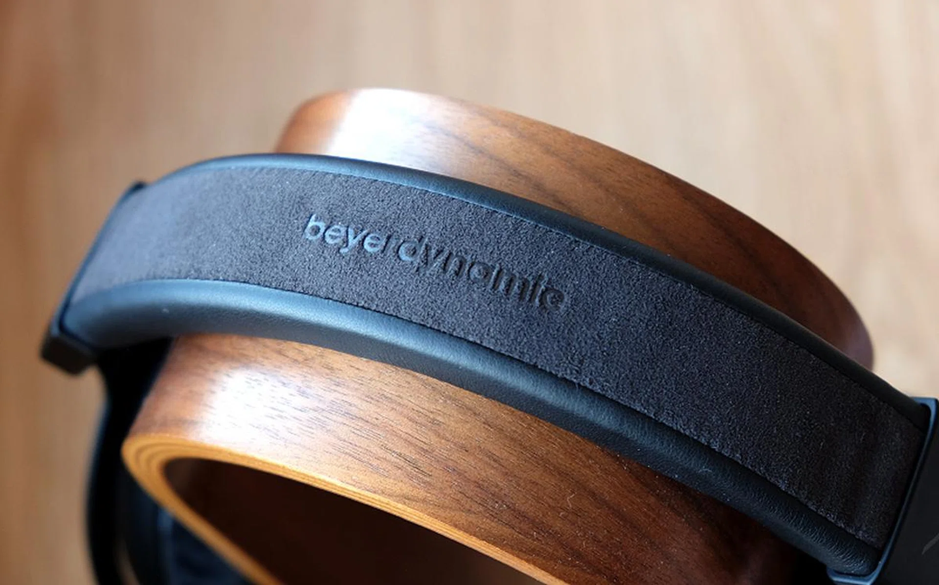 The headband is lined with Alcantara.