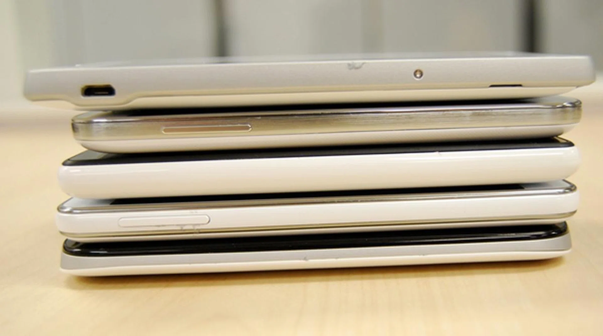 A shot taken of the left side of the devices. Since the Xperia SP is the only device with a larger screen, it's a little longer than the rest of the phones. From Top to bottom: Sony Xperia SP, Samsung Galaxy S4 mini, Nokia Lumia 820, LG Optimus F5, HTC One SV.