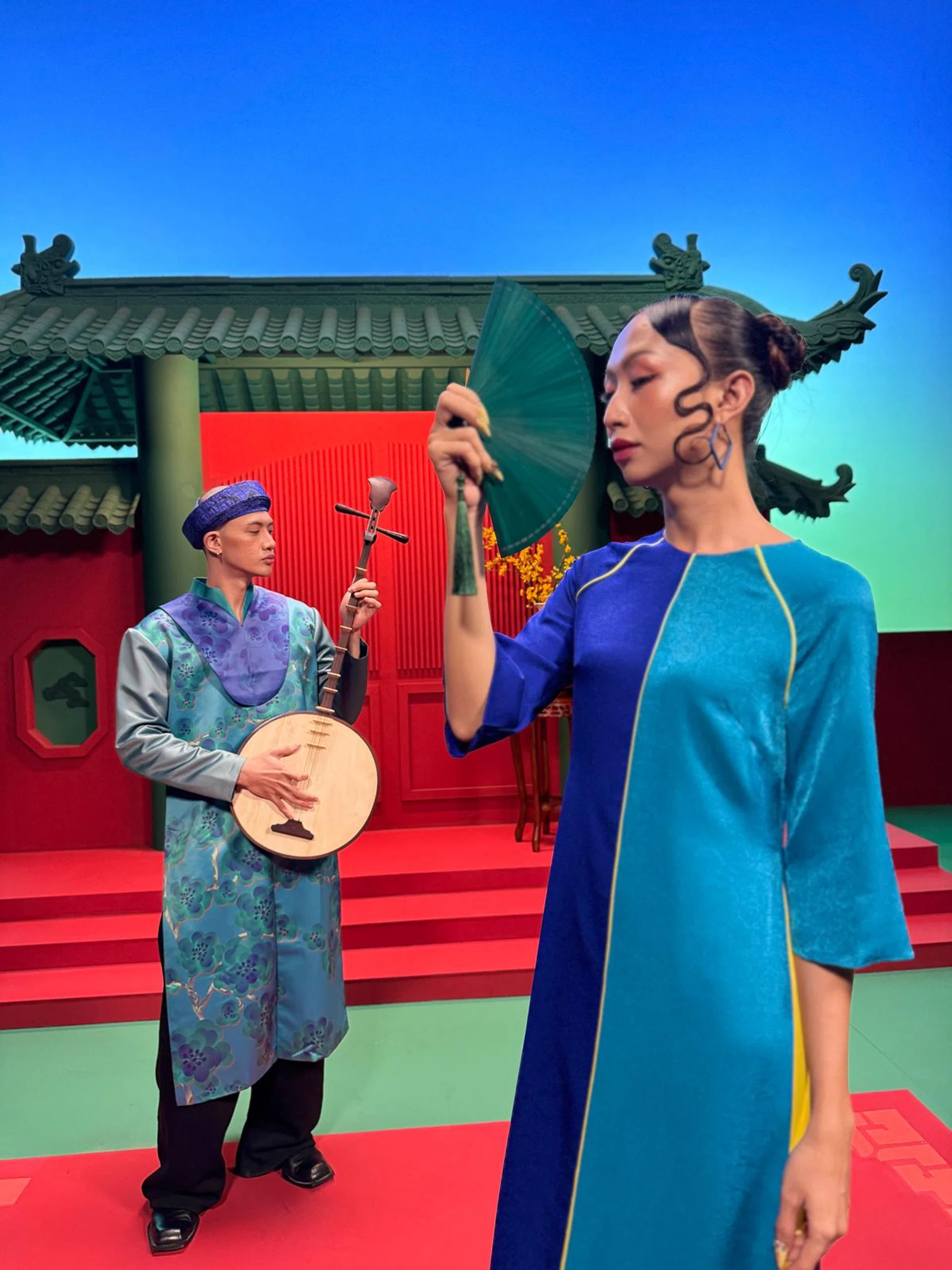 Focusing on the model in the back.