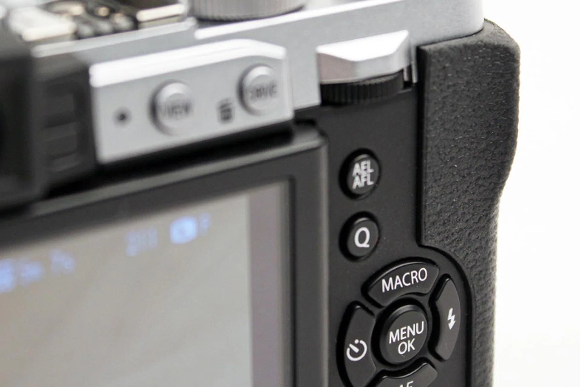 The Q buttons is a shortcut to various shooting settings.