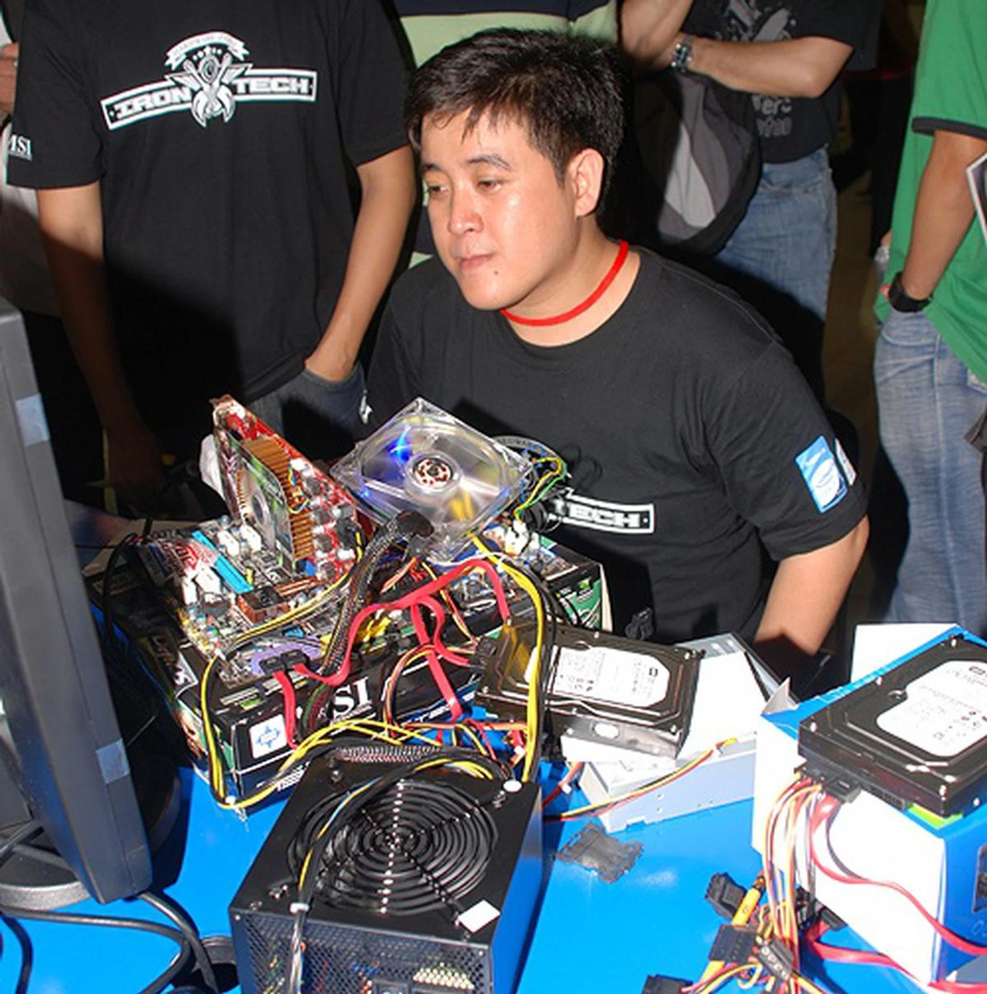  Cool and calm, that's Alvin Telan. But watch the screen and you can see a mastermind at work!  