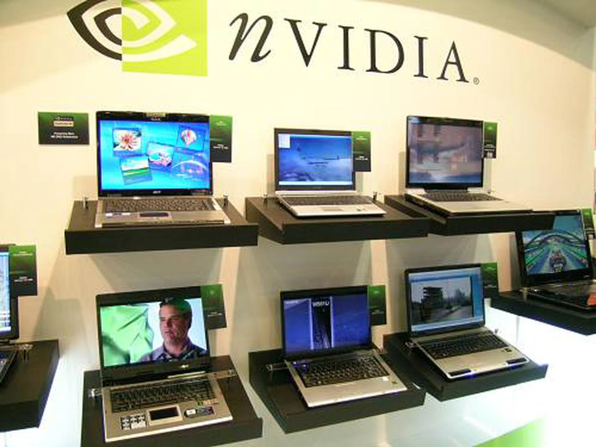 More HD-ready notebooks from various manufacturers that are all using NVIDIA's PureVideo HD solution. Among them are the Toshiba Qosmio G30 and the Acer Aspire 9000 series.