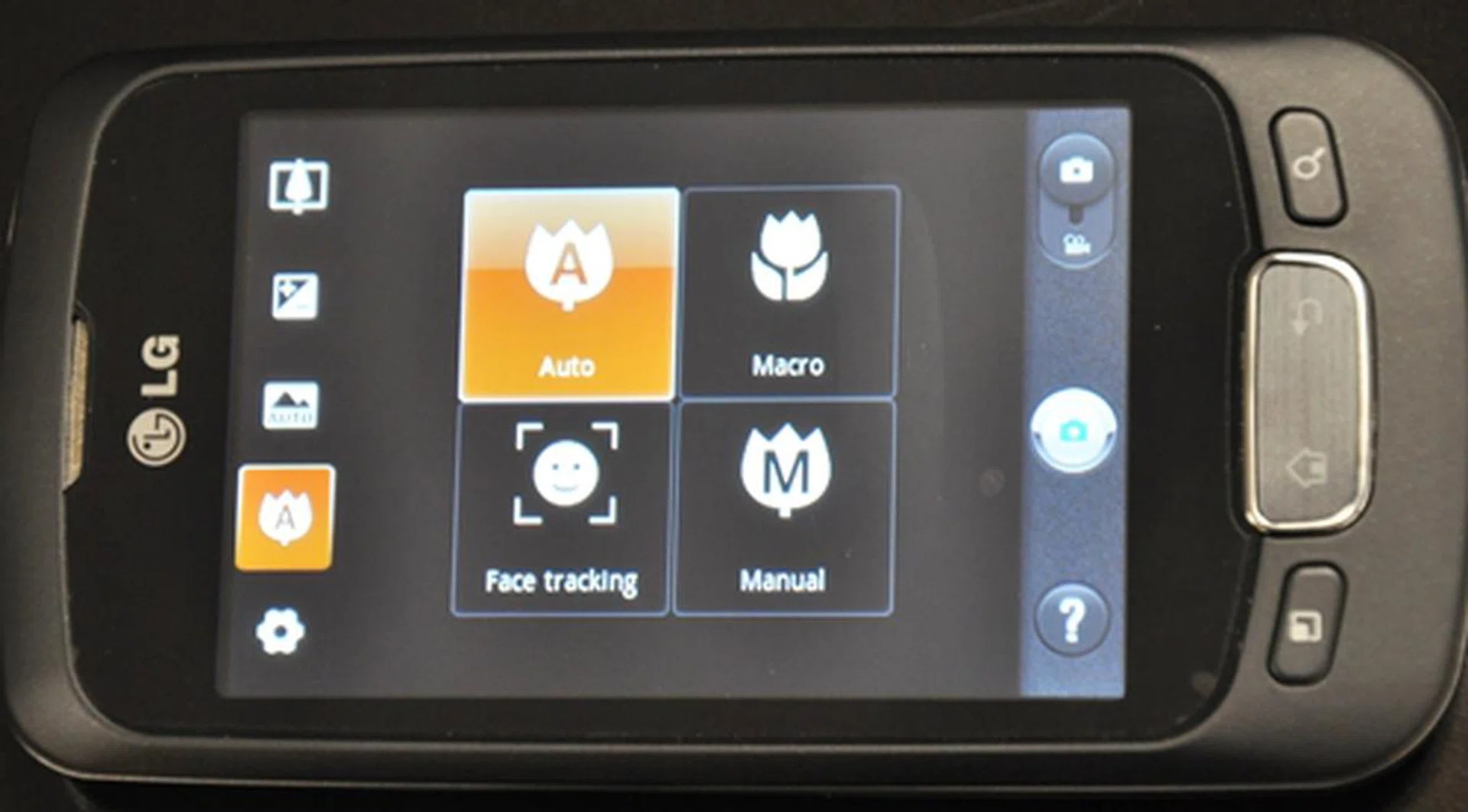 Settings are accessible by simply pressing on any of the icons on the left. To close the tab, simple press outside of the menu.