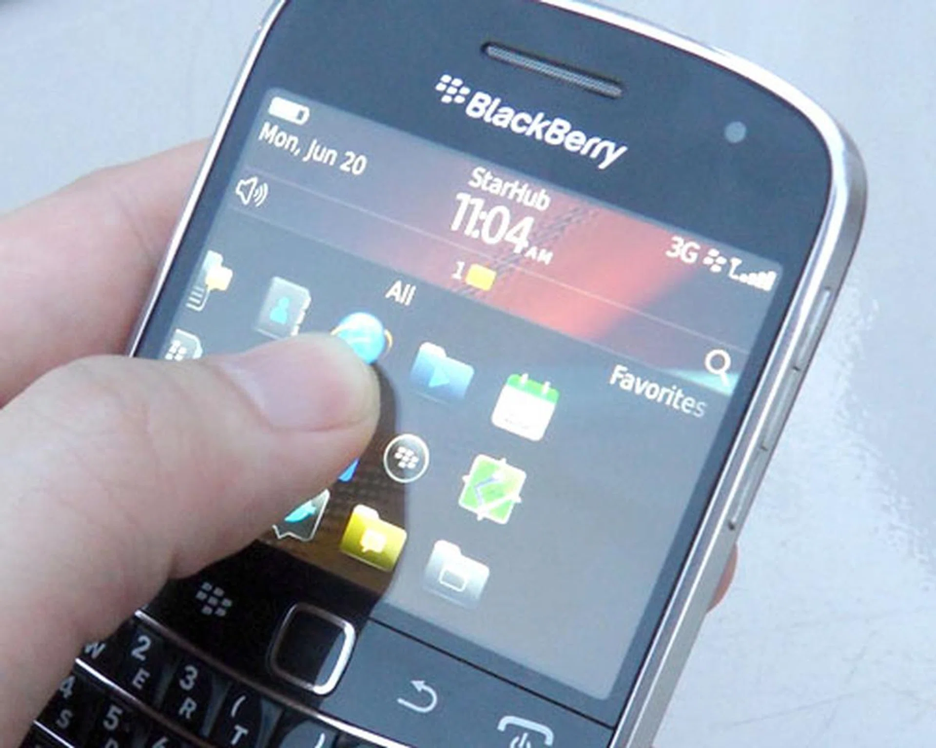 Unlike the previous Bold series, the Bold 9900 incorporates a capacitive touch screen, providing an alternative method to interact with the BlackBerry smartphone.