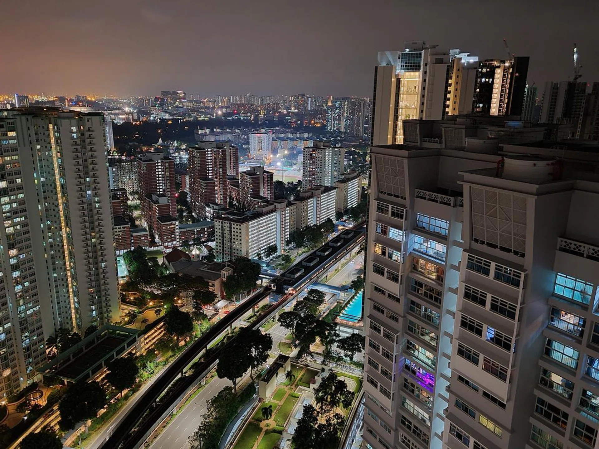 Galaxy S20, Night mode. Look at the awesomely saturated and very balanced highlights and midtones!