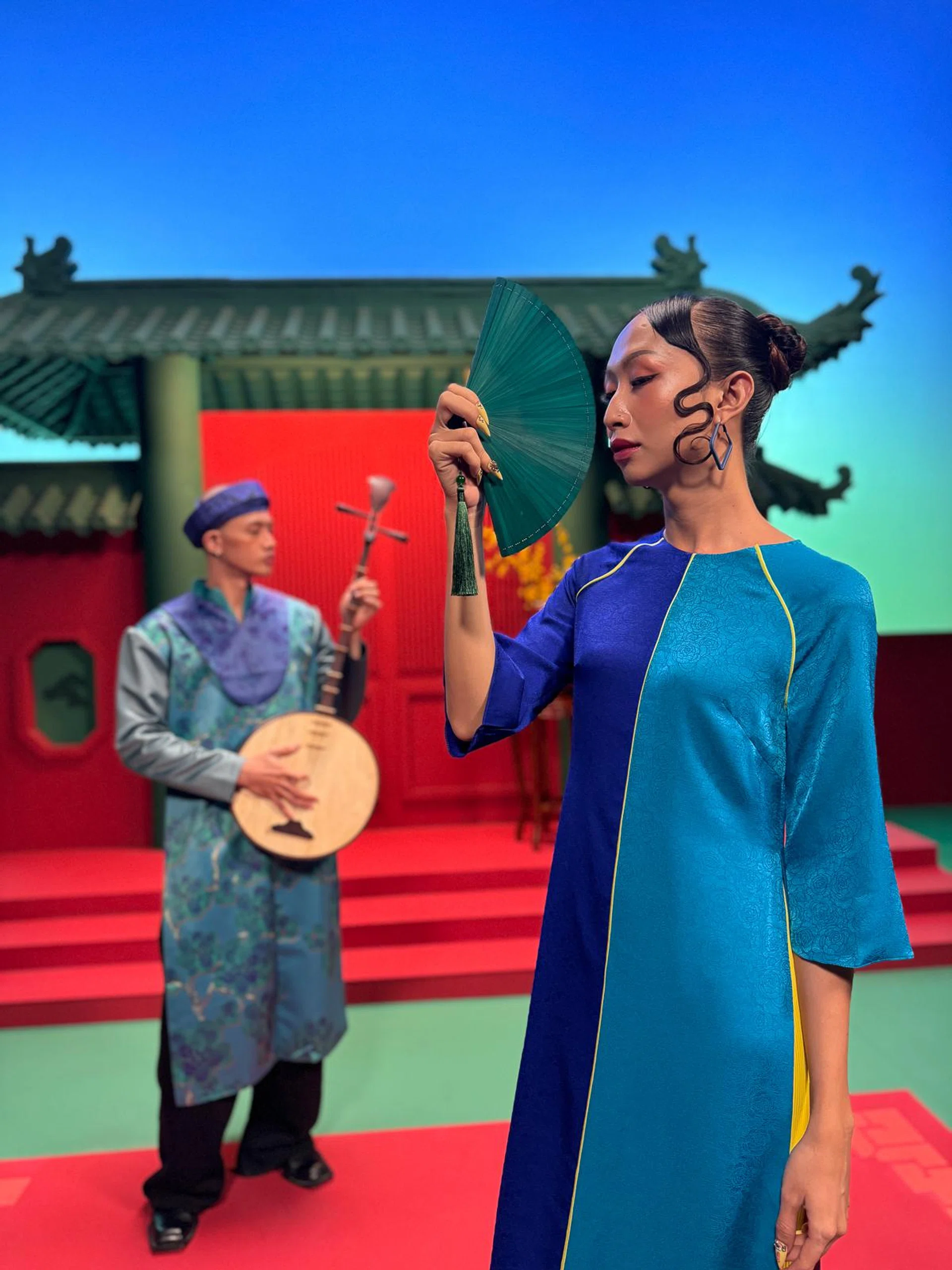 Focusing on the model in the front.