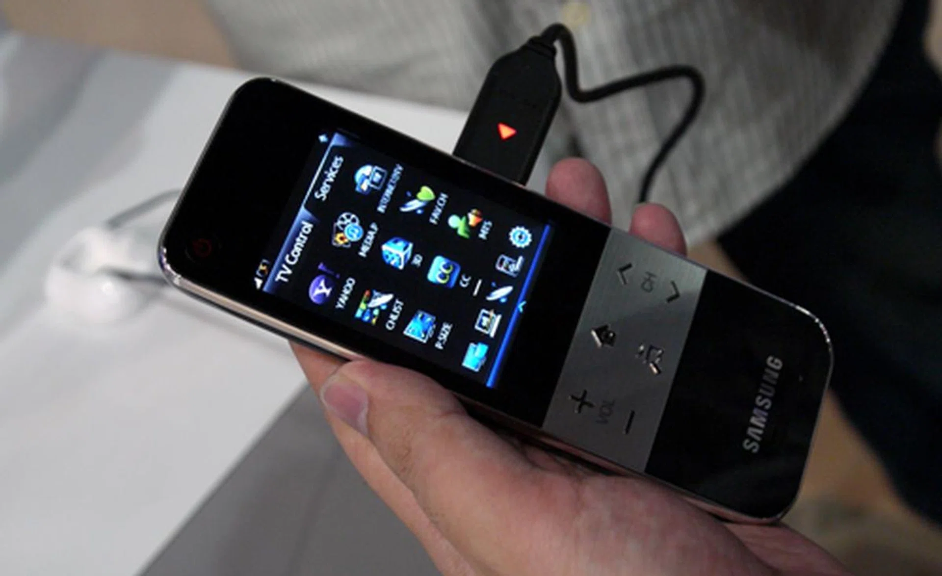 Nope, that isn't some swanky phone. The LED 9000's remote comes with a touchscreen LCD screen and built-in Wi-Fi. Not just that, you get to watch TV programs and manage streaming media with this thing. We have to admit it's a heart-stealer.