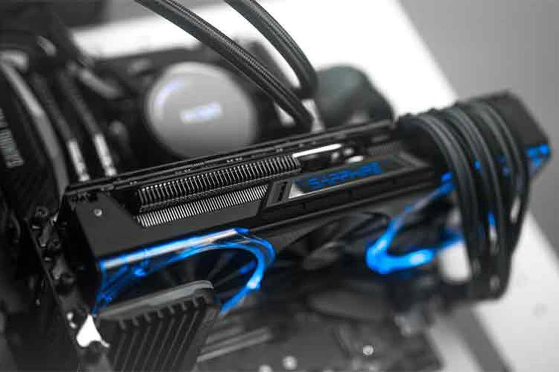 Sapphire Nitro+ Radeon RX Vega 64 Limited Edition