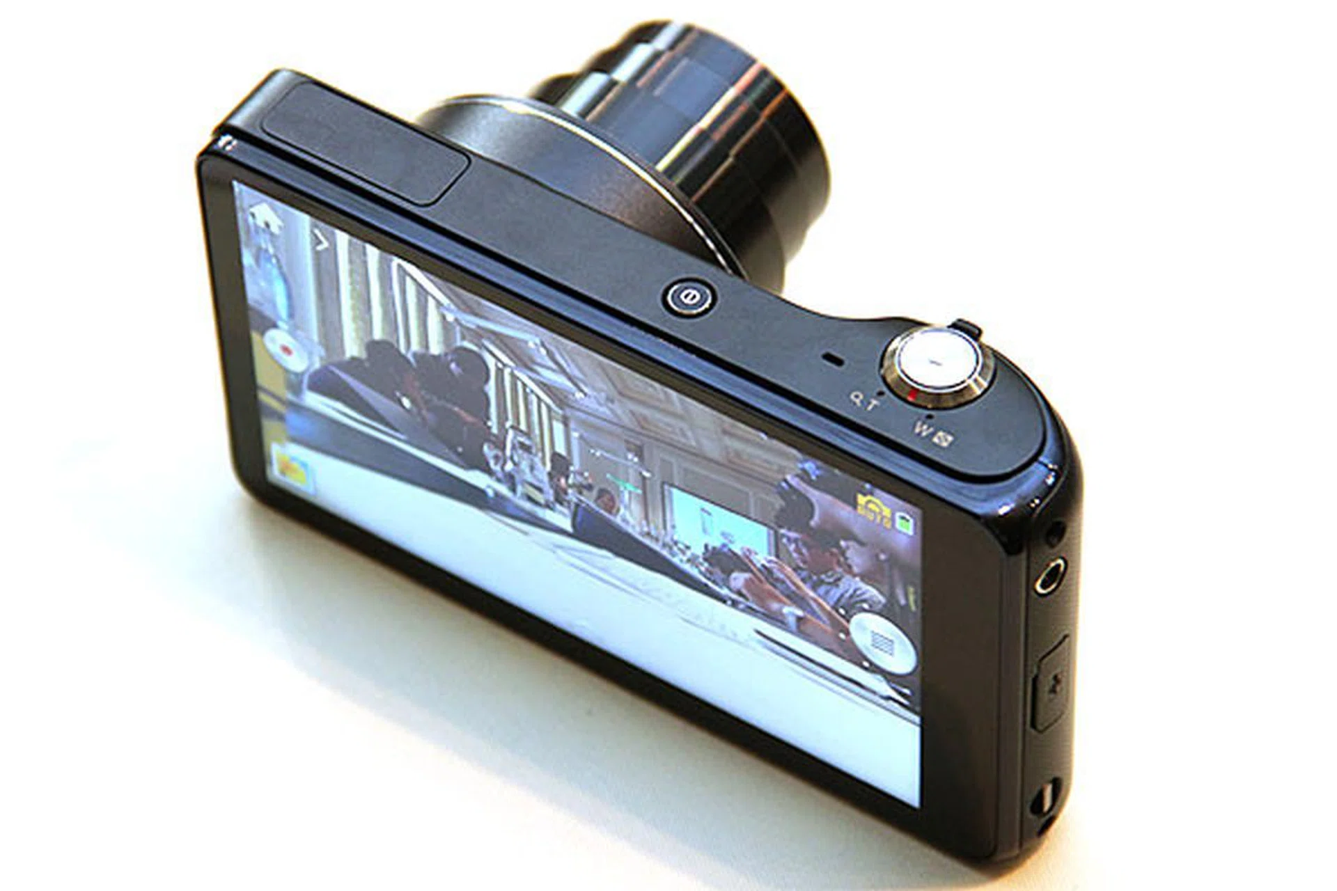 The large touchscreen enables Samsung to cut down on the number of physical controls on the camera.